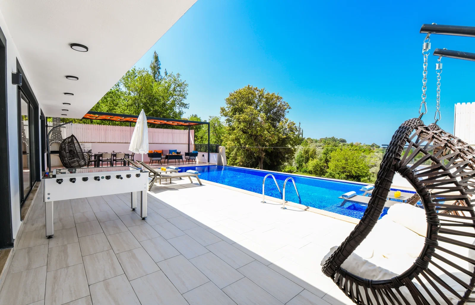 Üzümlü’de Balayı Çiftlerine Uygun, Korunaklı Havuzlu, 2 Yatak Odalı, Kiralık Villa