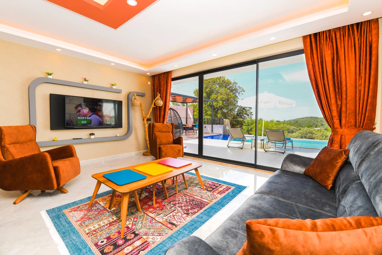 Üzümlü’de Balayı Çiftlerine Uygun, Korunaklı Havuzlu, 2 Yatak Odalı, Kiralık Villa