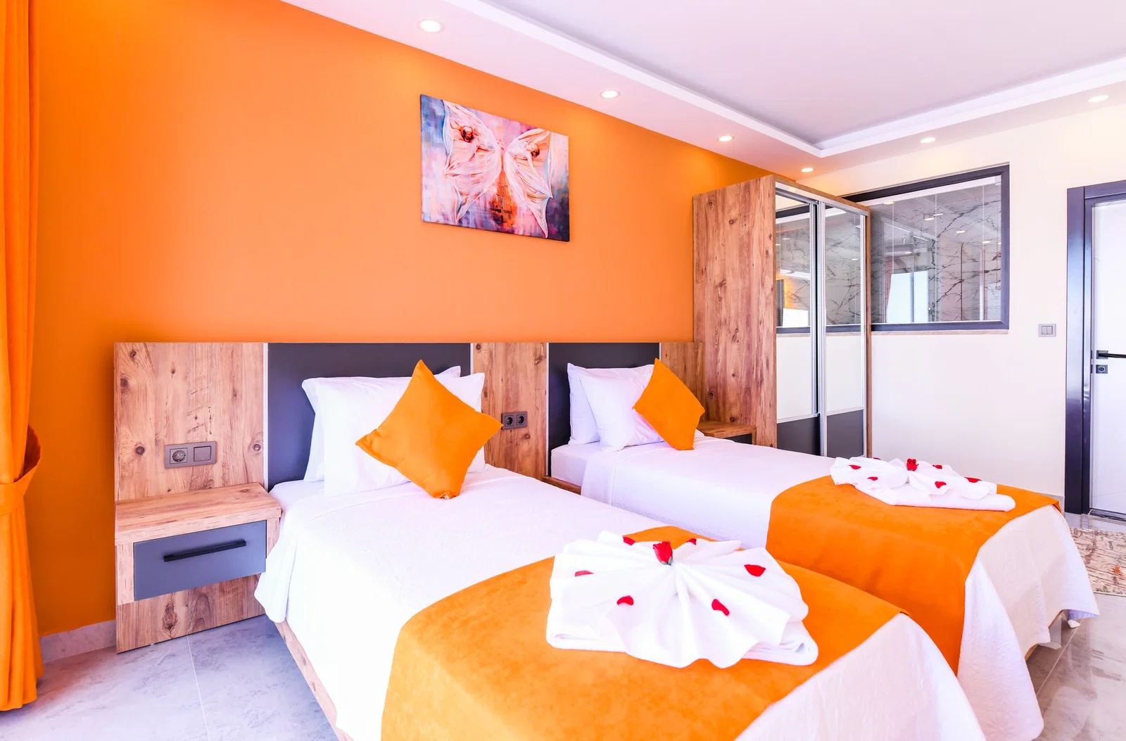 Üzümlü’de Balayı Çiftlerine Uygun, Korunaklı Havuzlu, 2 Yatak Odalı, Kiralık Villa