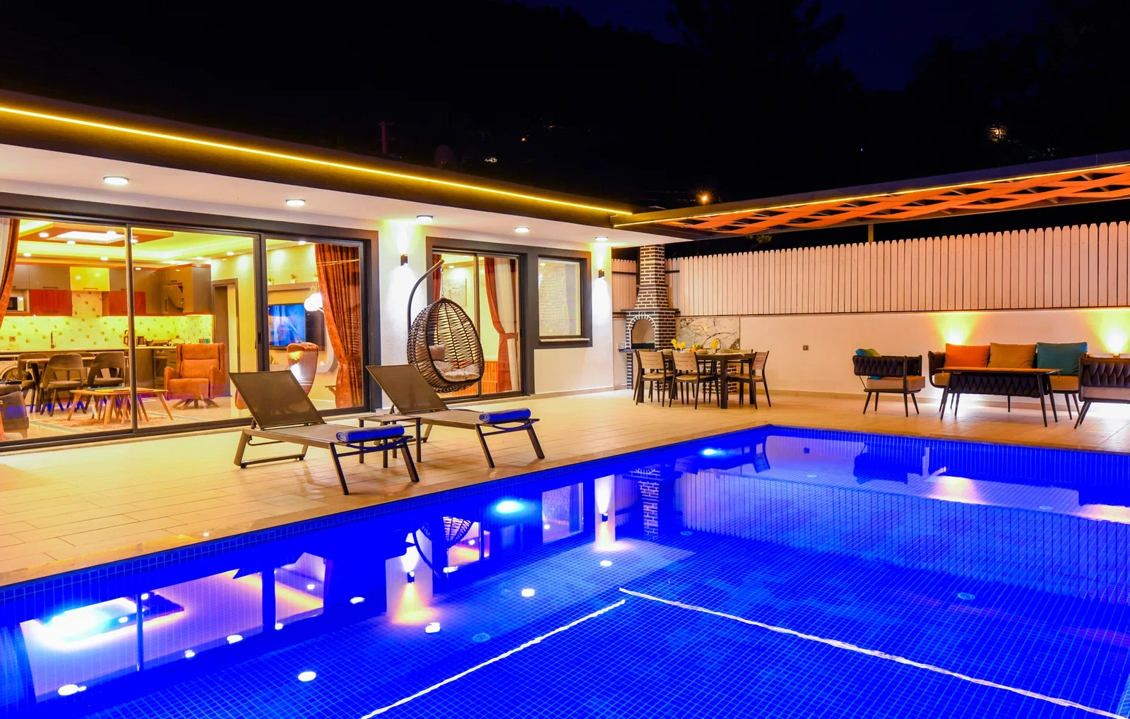 Üzümlü’de Balayı Çiftlerine Uygun, Korunaklı Havuzlu, 2 Yatak Odalı, Kiralık Villa