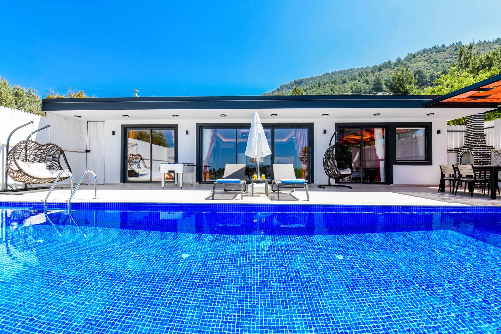 Üzümlü’de Balayı Çiftlerine Uygun, Korunaklı Havuzlu, 2 Yatak Odalı, Kiralık Villa