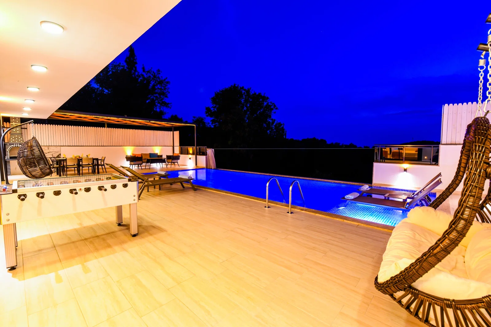 Üzümlü’de Balayı Çiftlerine Uygun, Korunaklı Havuzlu, 2 Yatak Odalı, Kiralık Villa