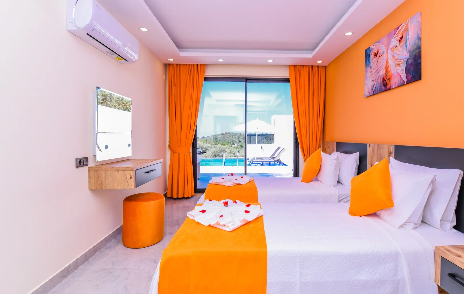 Üzümlü’de Balayı Çiftlerine Uygun, Korunaklı Havuzlu, 2 Yatak Odalı, Kiralık Villa