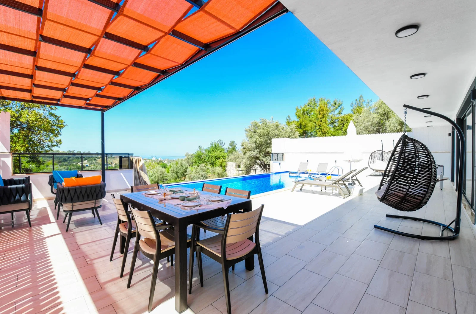 Üzümlü’de Balayı Çiftlerine Uygun, Korunaklı Havuzlu, 2 Yatak Odalı, Kiralık Villa