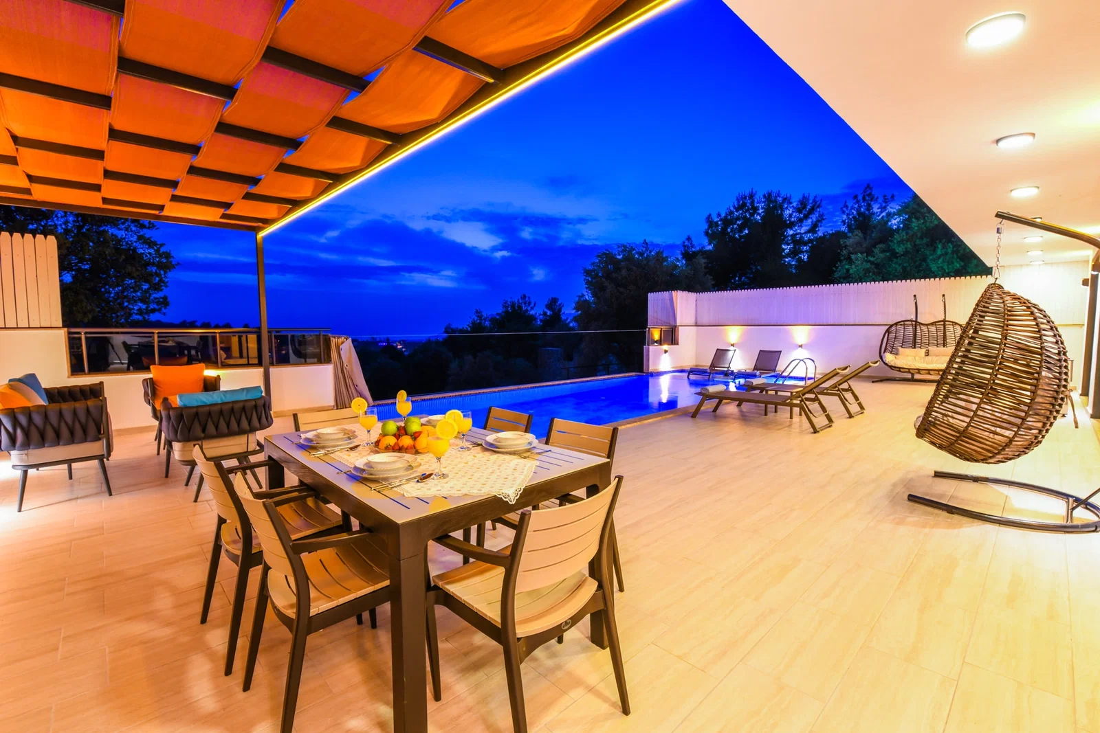 Üzümlü’de Balayı Çiftlerine Uygun, Korunaklı Havuzlu, 2 Yatak Odalı, Kiralık Villa