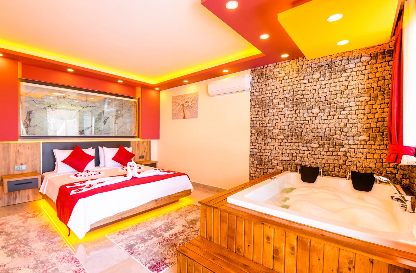Üzümlü’de Balayı Çiftlerine Uygun, Korunaklı Havuzlu, 2 Yatak Odalı, Kiralık Villa