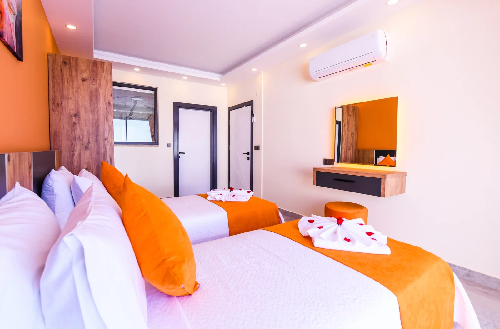 Üzümlü’de Balayı Çiftlerine Uygun, Korunaklı Havuzlu, 2 Yatak Odalı, Kiralık Villa