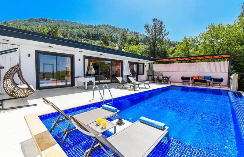 Üzümlü’de korunaklı havuzlu kiralık villa