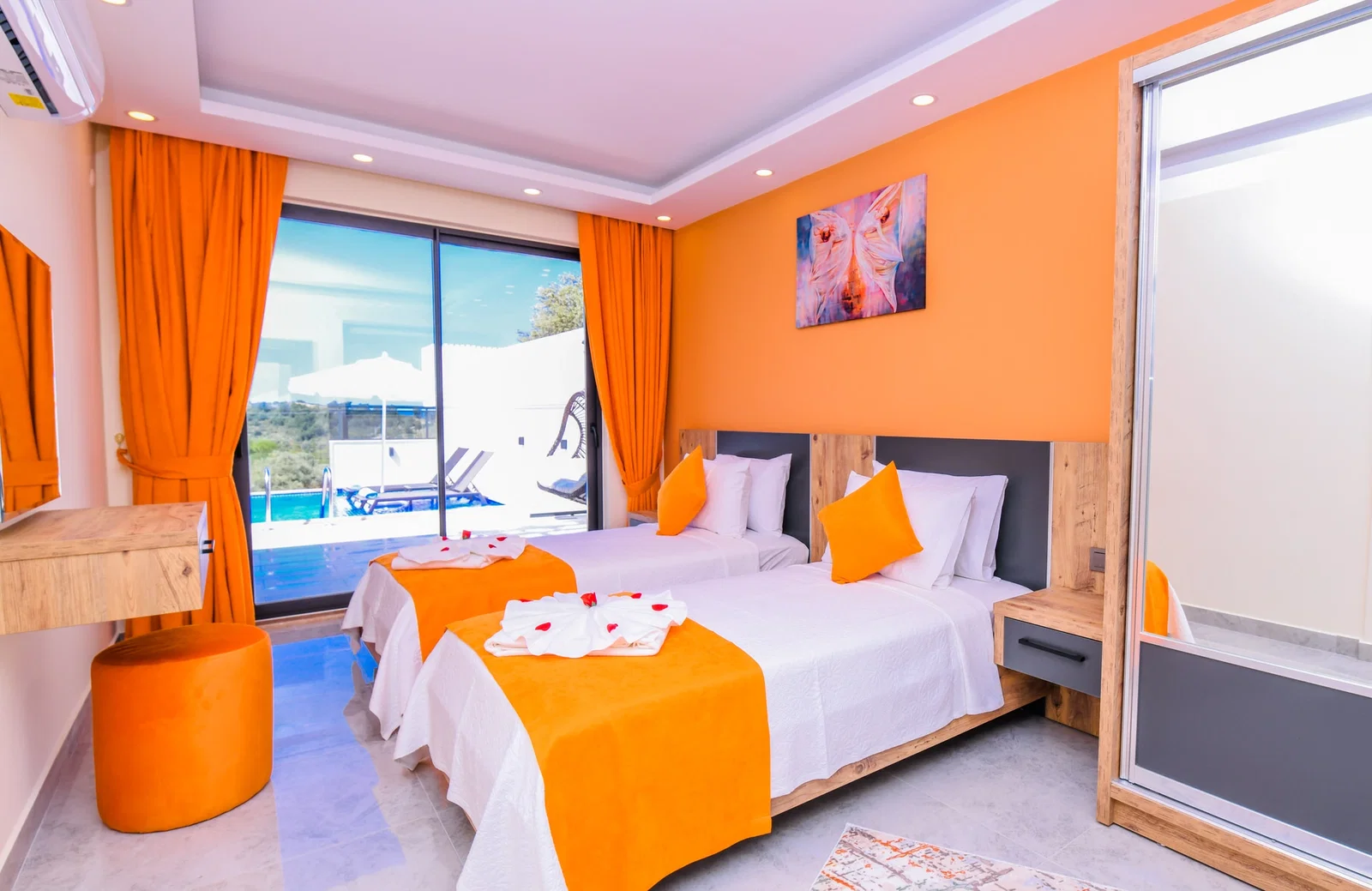 Üzümlü’de Balayı Çiftlerine Uygun, Korunaklı Havuzlu, 2 Yatak Odalı, Kiralık Villa