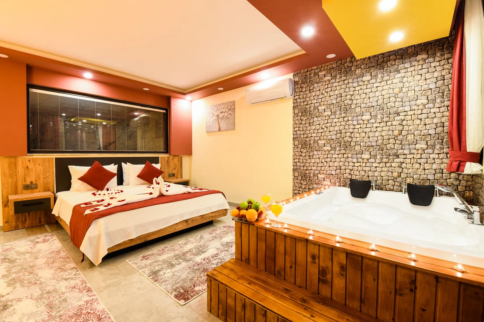 Üzümlü’de Balayı Çiftlerine Uygun, Korunaklı Havuzlu, 2 Yatak Odalı, Kiralık Villa