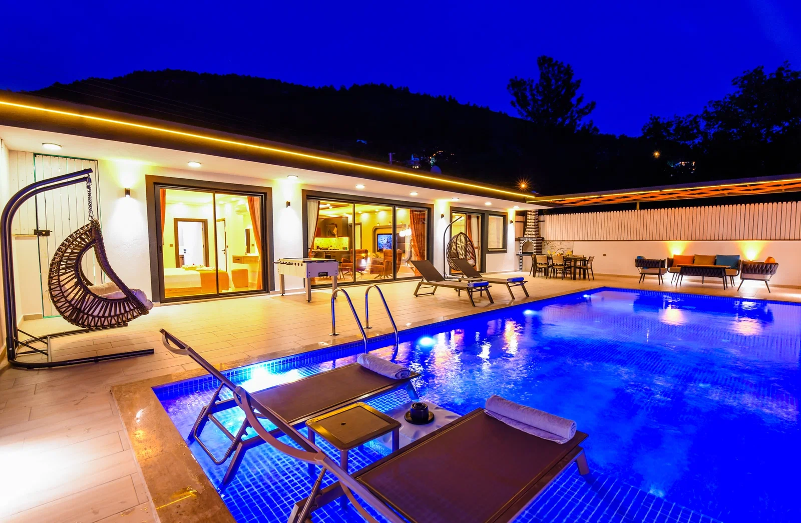 Üzümlü’de Balayı Çiftlerine Uygun, Korunaklı Havuzlu, 2 Yatak Odalı, Kiralık Villa