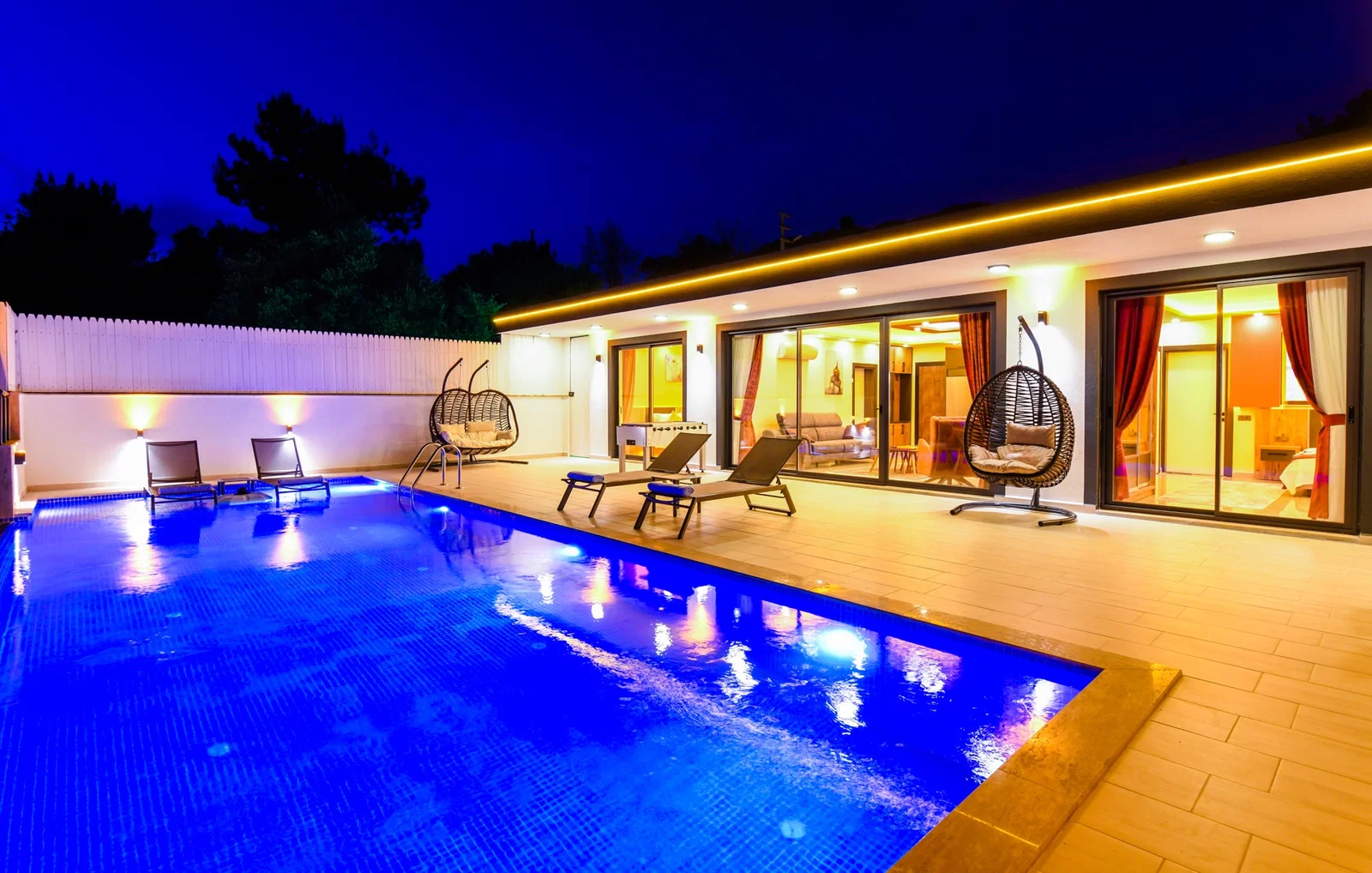 Üzümlü’de Balayı Çiftlerine Uygun, Korunaklı Havuzlu, 2 Yatak Odalı, Kiralık Villa