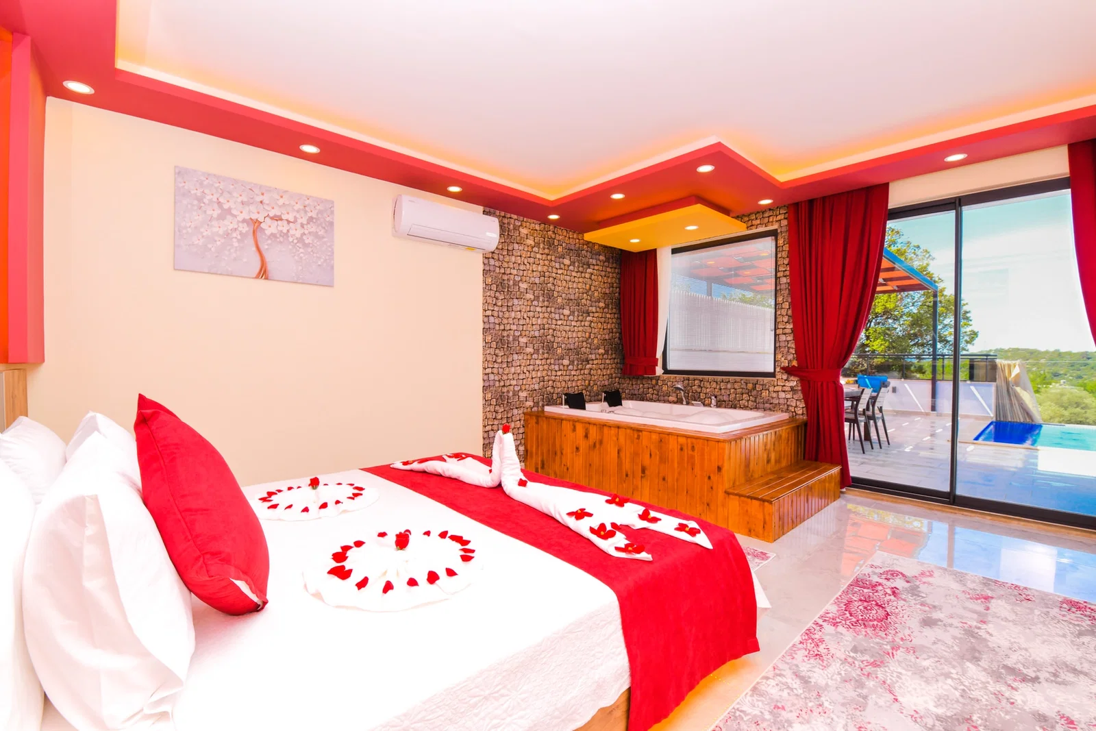 Üzümlü’de Balayı Çiftlerine Uygun, Korunaklı Havuzlu, 2 Yatak Odalı, Kiralık Villa
