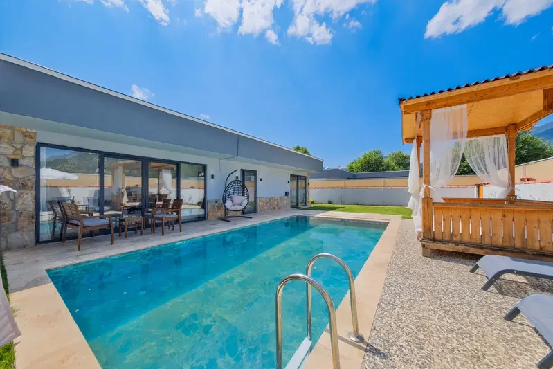 Fethiye’de korunaklı havuzlu kiralık villa