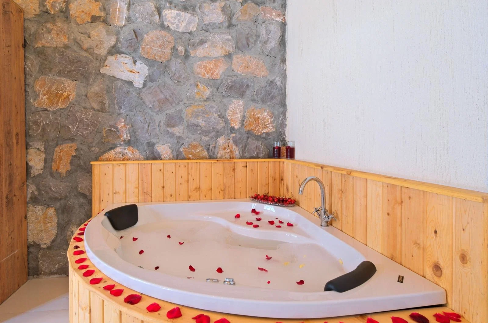 Fethiye’de korunaklı havuzlu kiralık villa, fotoğraf 15