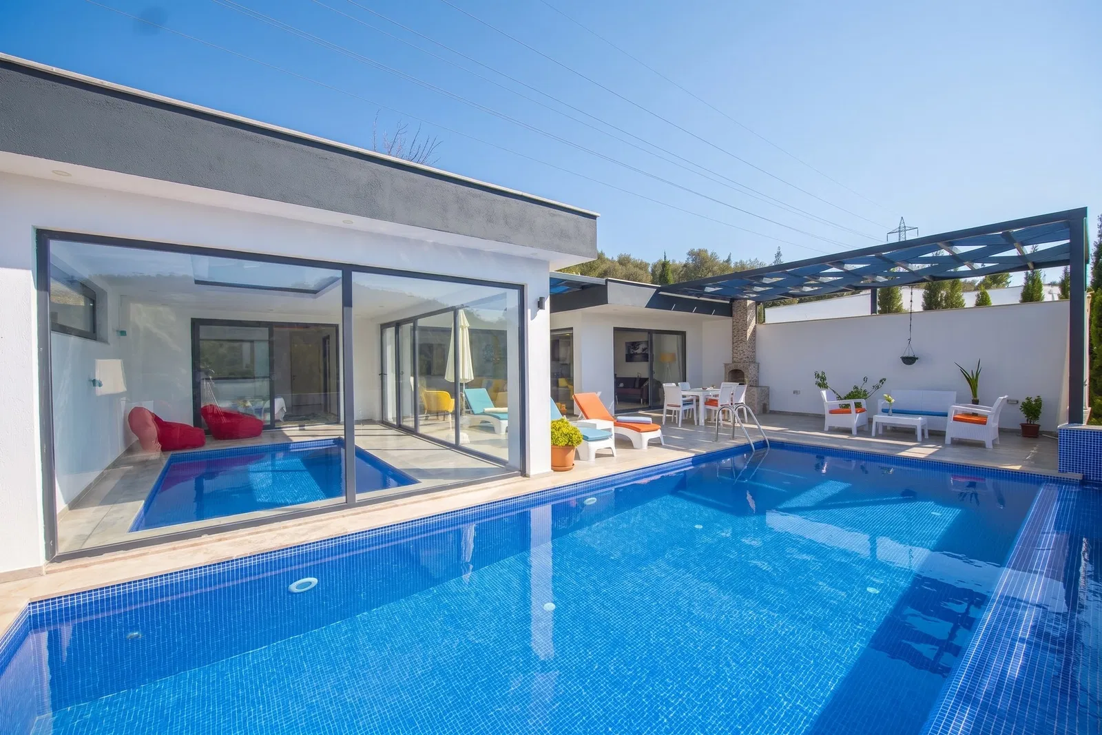Üzümlü’de korunaklı havuzlu kiralık villa