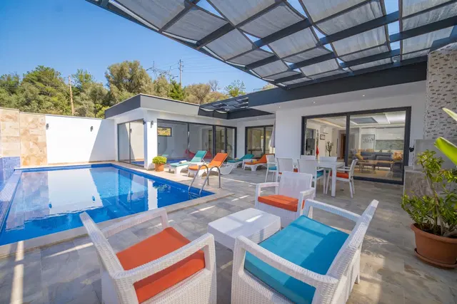 Üzümlü’de ısıtmalı havuzlu kiralık villa, fotoğraf 2