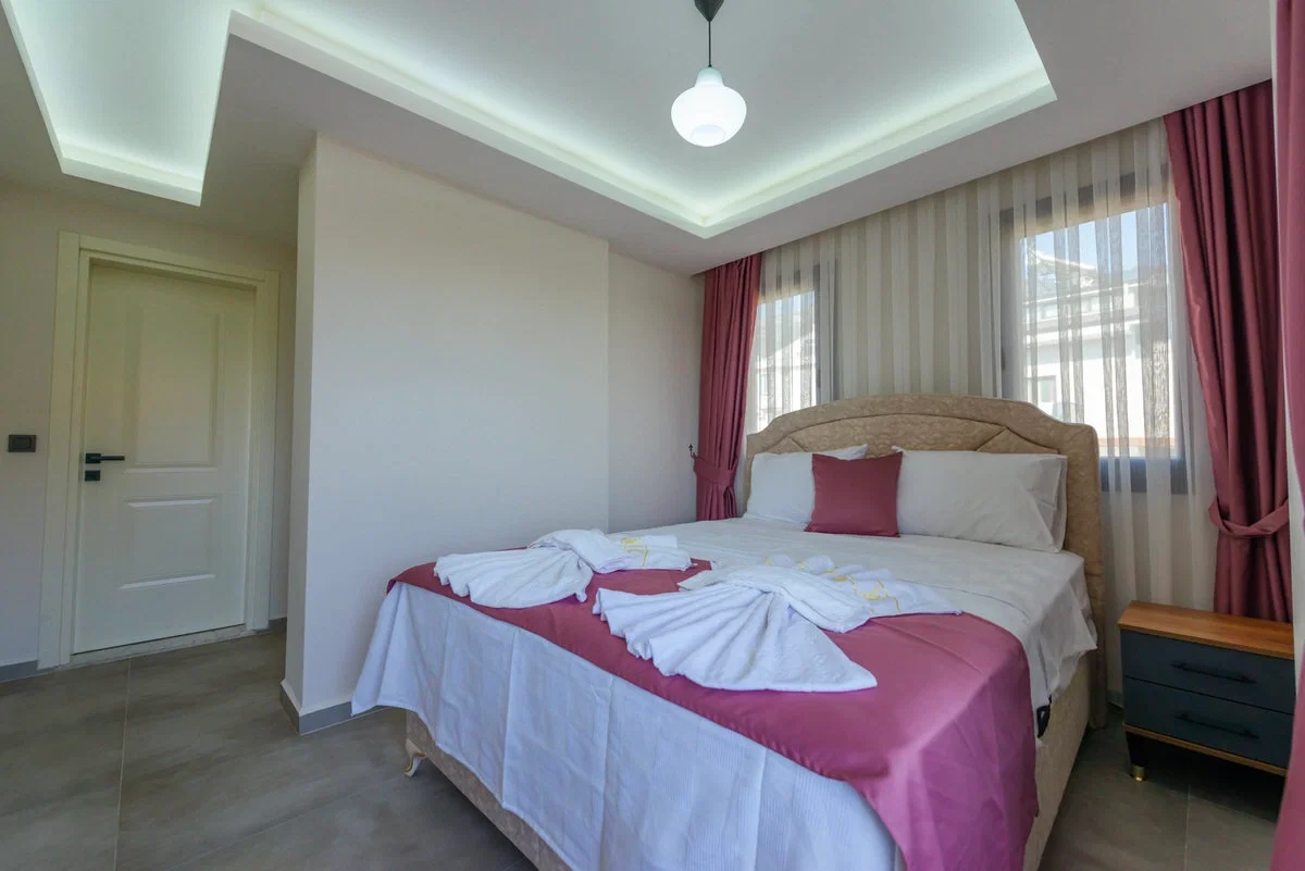 Fethiye’de Merkeze Yakın, Isıtmalı Havuzlu, 3 Yatak Odalı, Kiralık Villa