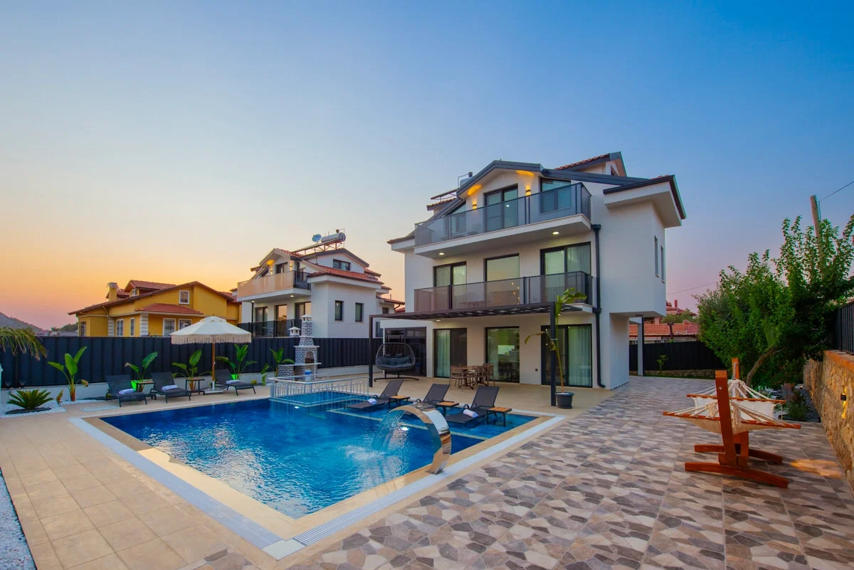 Fethiye’de Merkeze Yakın, Isıtmalı Havuzlu, 3 Yatak Odalı, Kiralık Villa