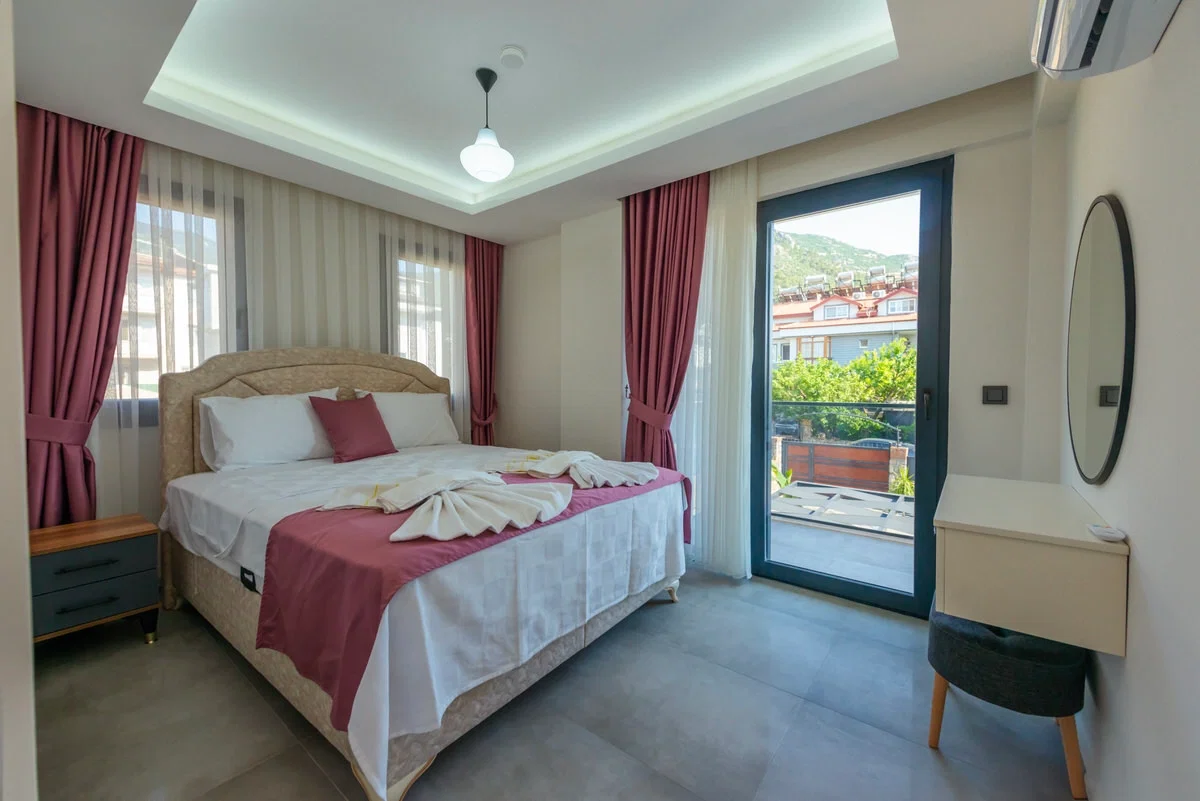 Fethiye’de Merkeze Yakın, Isıtmalı Havuzlu, 3 Yatak Odalı, Kiralık Villa