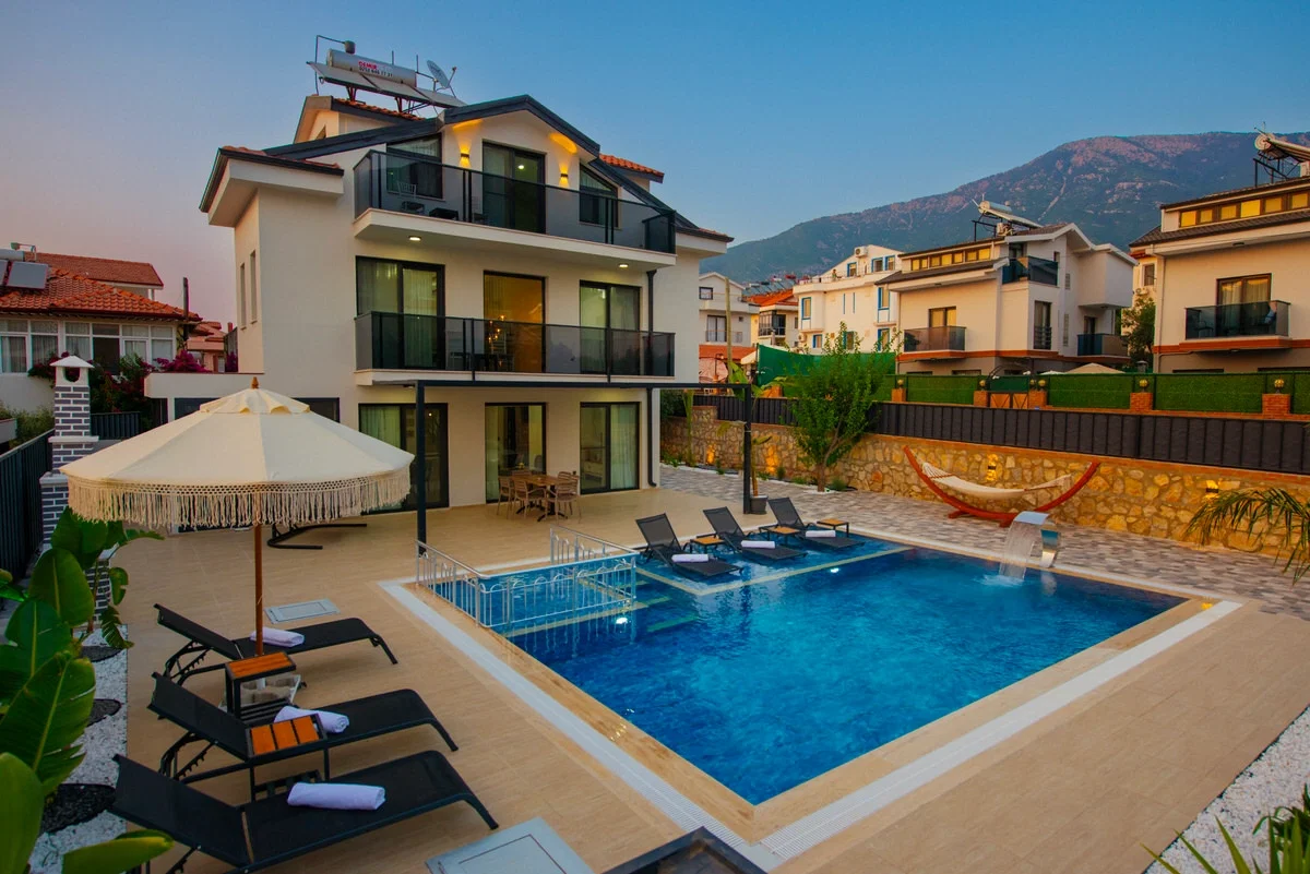 Fethiye’de Merkeze Yakın, Isıtmalı Havuzlu, 3 Yatak Odalı, Kiralık Villa
