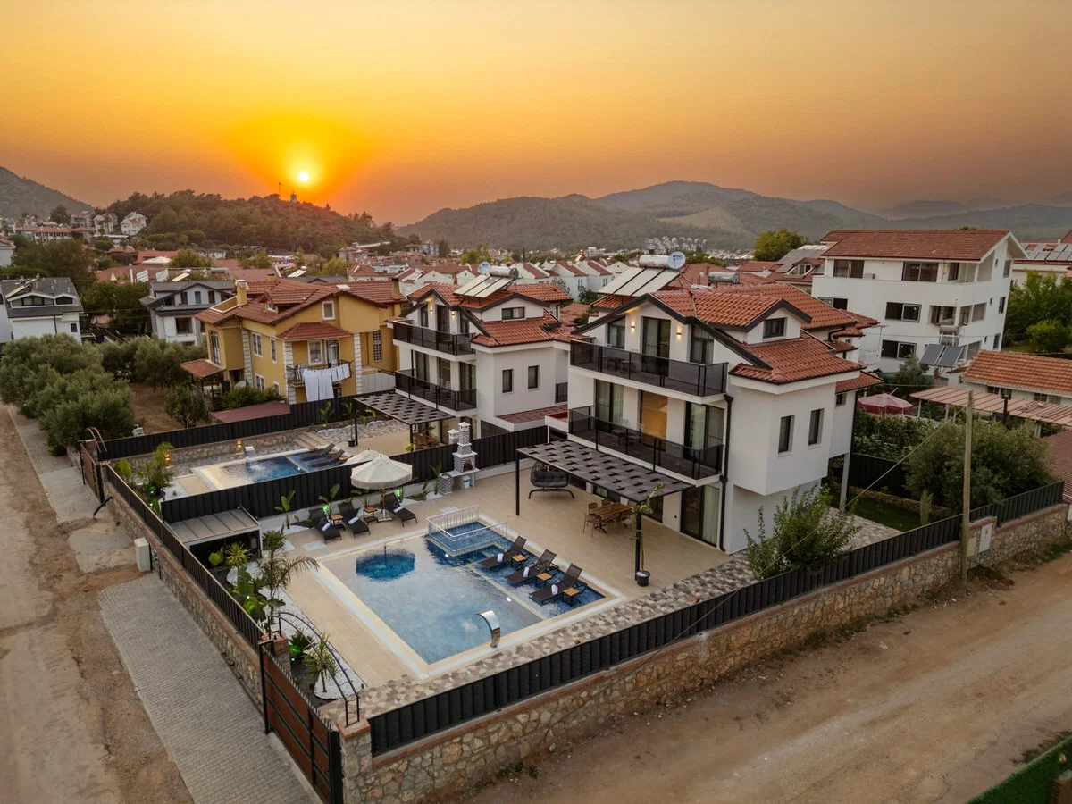 Fethiye’de Merkeze Yakın, Isıtmalı Havuzlu, 3 Yatak Odalı, Kiralık Villa