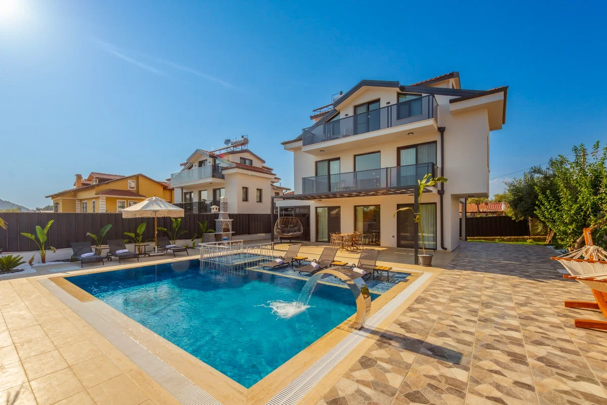 Fethiye’de Merkeze Yakın, Isıtmalı Havuzlu, 3 Yatak Odalı, Kiralık Villa