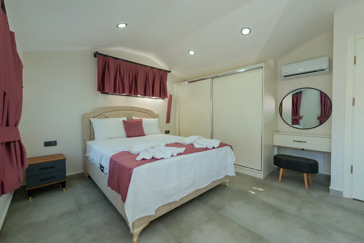 Fethiye’de Merkeze Yakın, Isıtmalı Havuzlu, 3 Yatak Odalı, Kiralık Villa