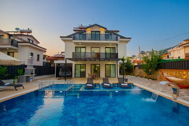 Fethiye’de Merkeze Yakın, Isıtmalı Havuzlu, 3 Yatak Odalı, Kiralık Villa