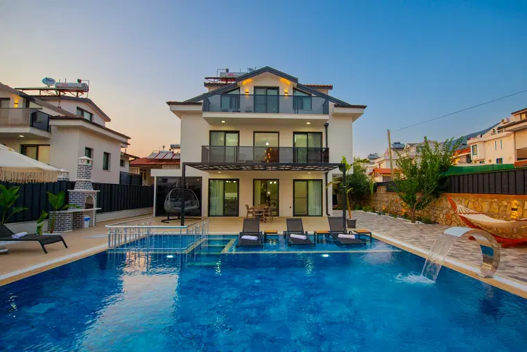 Fethiye’de Merkeze Yakın, Isıtmalı Havuzlu, 3 Yatak Odalı, Kiralık Villa