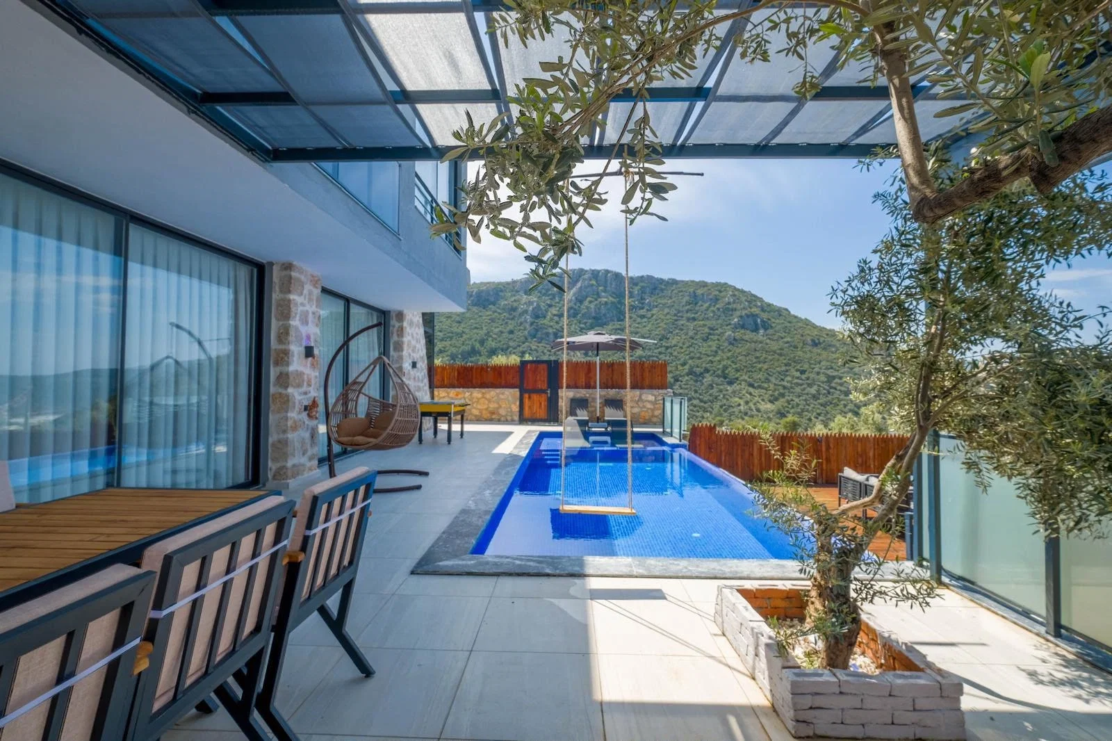 Üzümlü’de Korunaklı, Özel Havuzlu, 6 Kişilik, Kiralık Villa