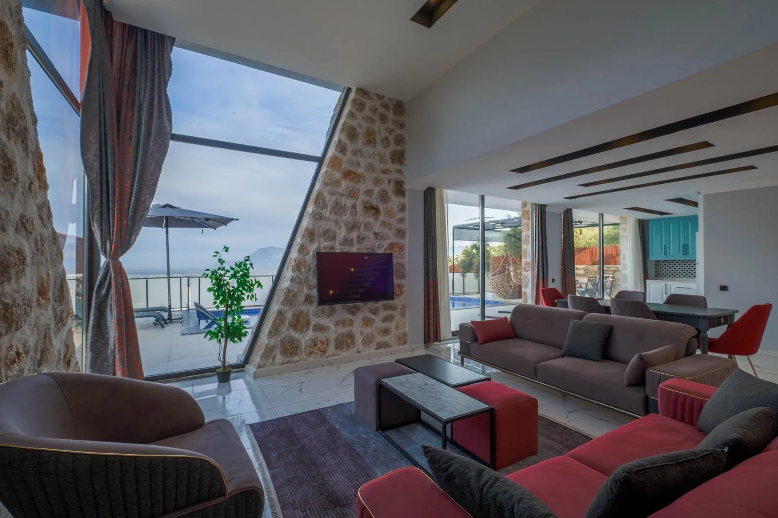 Üzümlü’de Korunaklı, Özel Havuzlu, 6 Kişilik, Kiralık Villa