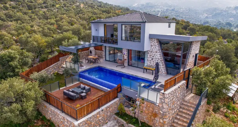 Üzümlü’de korunaklı havuzlu kiralık villa