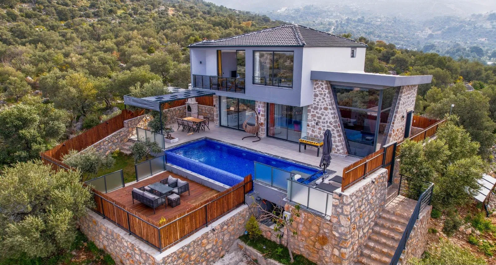 Üzümlü’de korunaklı havuzlu kiralık villa