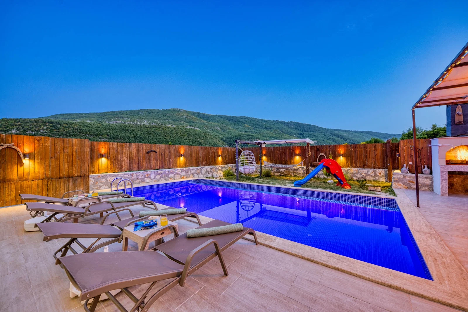 Sarıbelen’de Balayı Çiftlerine Uygun, Korunaklı Havuzlu, 2 Yatak Odalı, Kiralık Villa