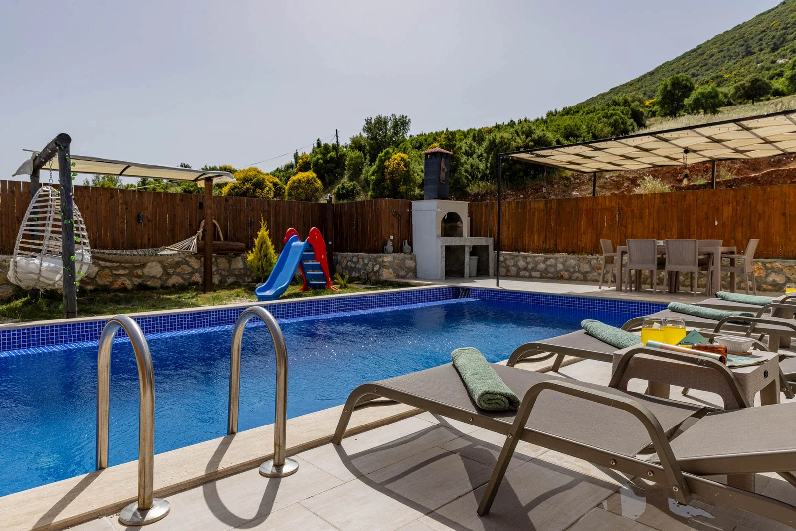 Sarıbelen’de Balayı Çiftlerine Uygun, Korunaklı Havuzlu, 2 Yatak Odalı, Kiralık Villa
