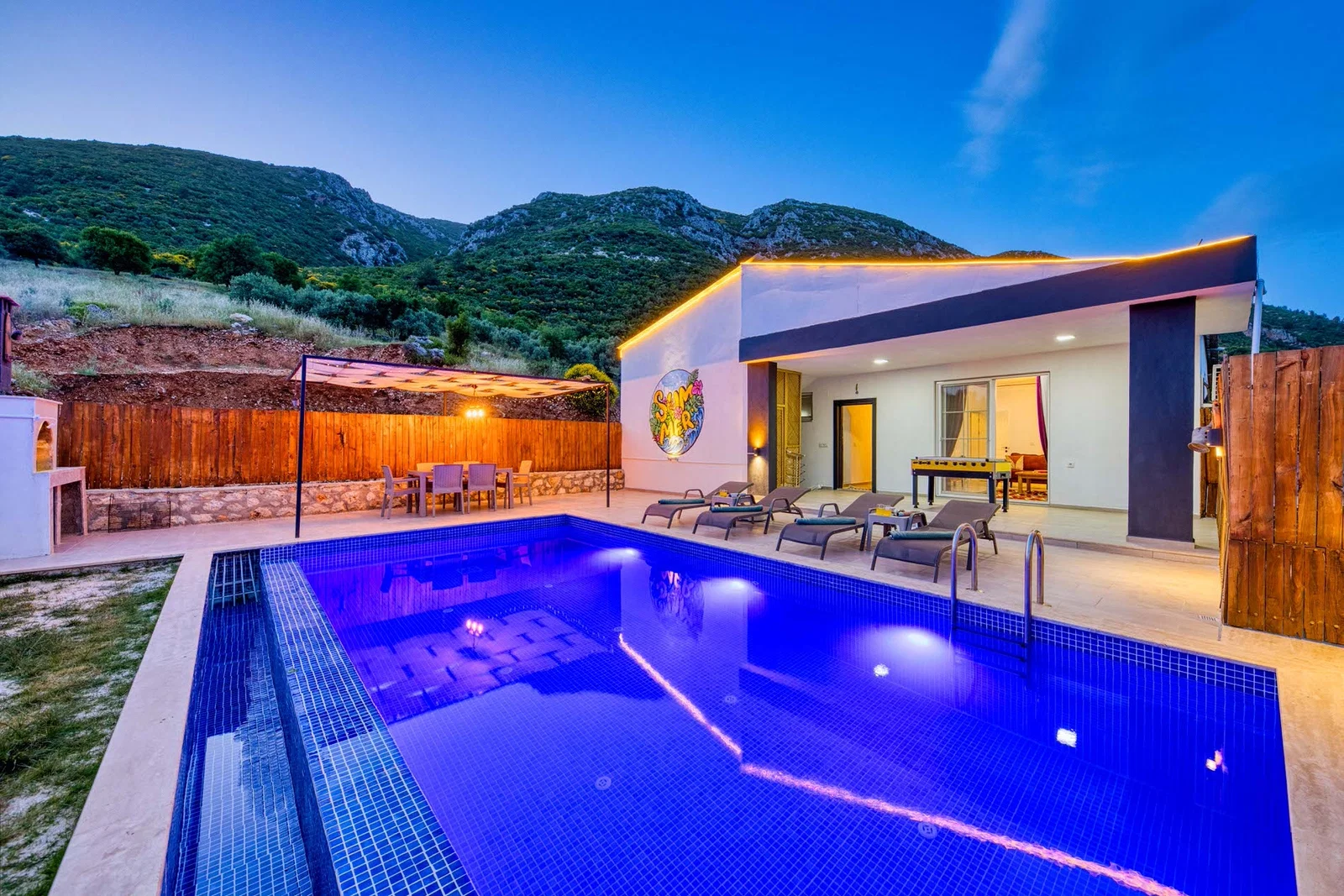 Sarıbelen’de Balayı Çiftlerine Uygun, Korunaklı Havuzlu, 2 Yatak Odalı, Kiralık Villa