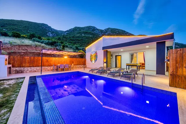 Sarıbelen’de Balayı Çiftlerine Uygun, Korunaklı Havuzlu, 2 Yatak Odalı, Kiralık Villa