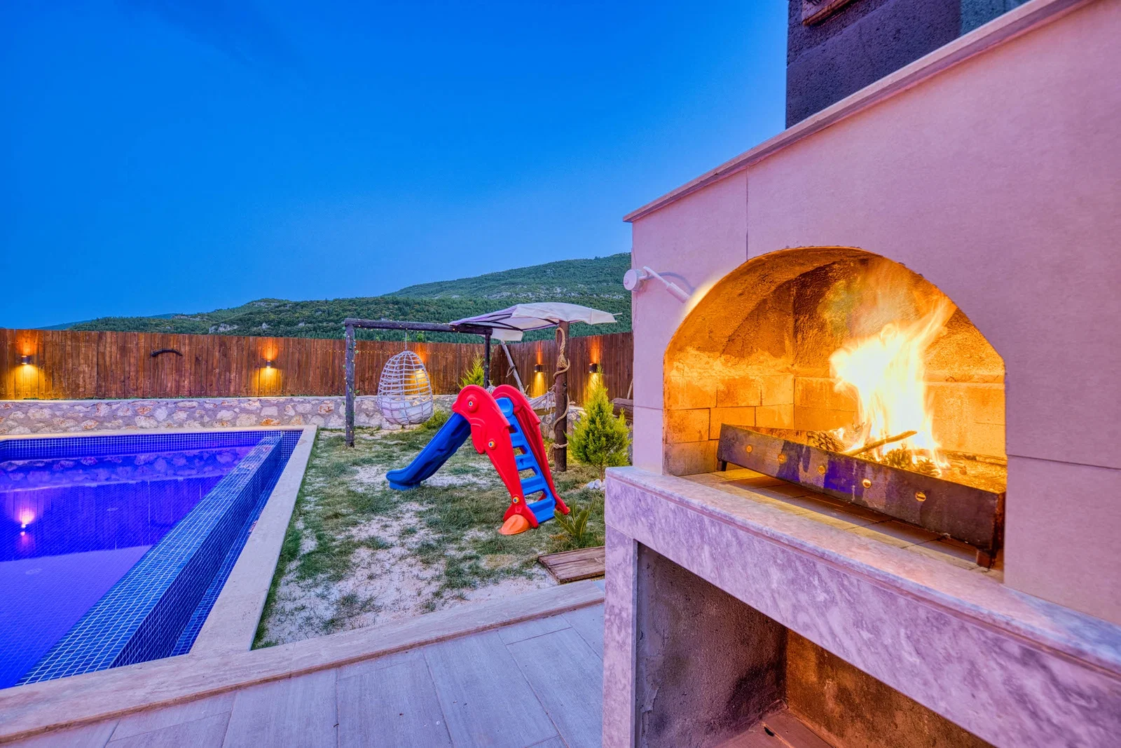Sarıbelen’de Balayı Çiftlerine Uygun, Korunaklı Havuzlu, 2 Yatak Odalı, Kiralık Villa