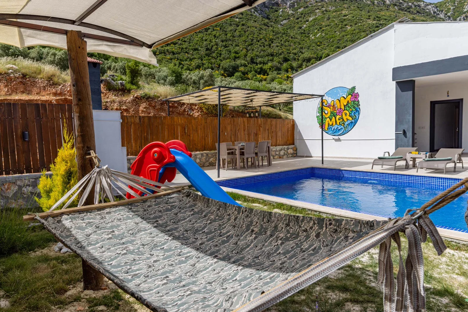 Sarıbelen’de Balayı Çiftlerine Uygun, Korunaklı Havuzlu, 2 Yatak Odalı, Kiralık Villa
