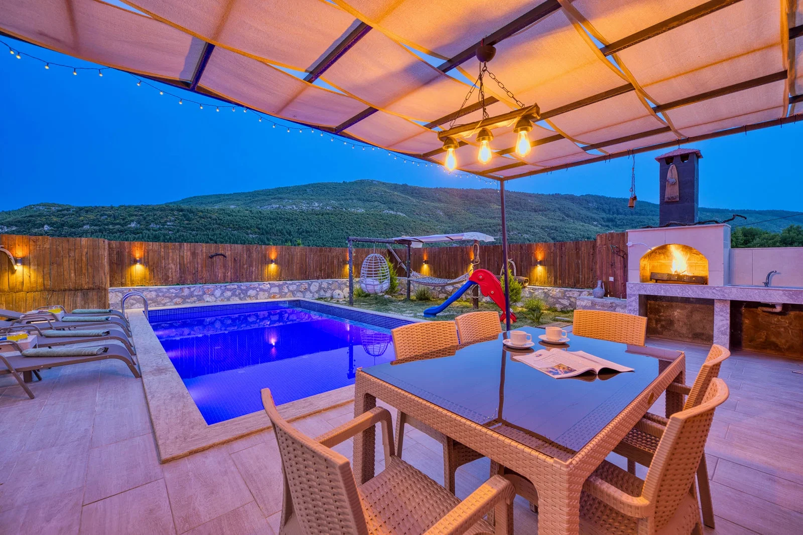 Sarıbelen’de Balayı Çiftlerine Uygun, Korunaklı Havuzlu, 2 Yatak Odalı, Kiralık Villa