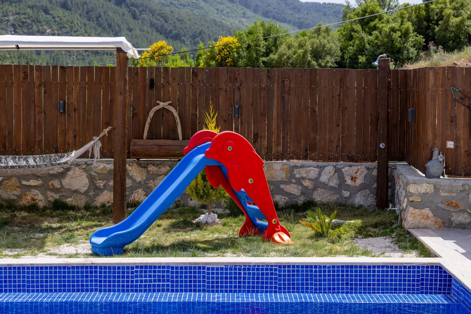 Sarıbelen’de Balayı Çiftlerine Uygun, Korunaklı Havuzlu, 2 Yatak Odalı, Kiralık Villa