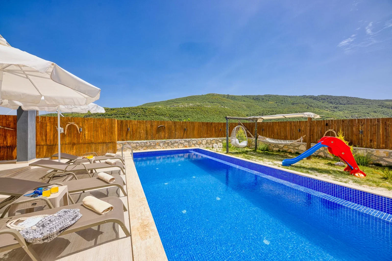 Sarıbelen’de Balayı Çiftlerine Uygun, Korunaklı Havuzlu, 2 Yatak Odalı, Kiralık Villa