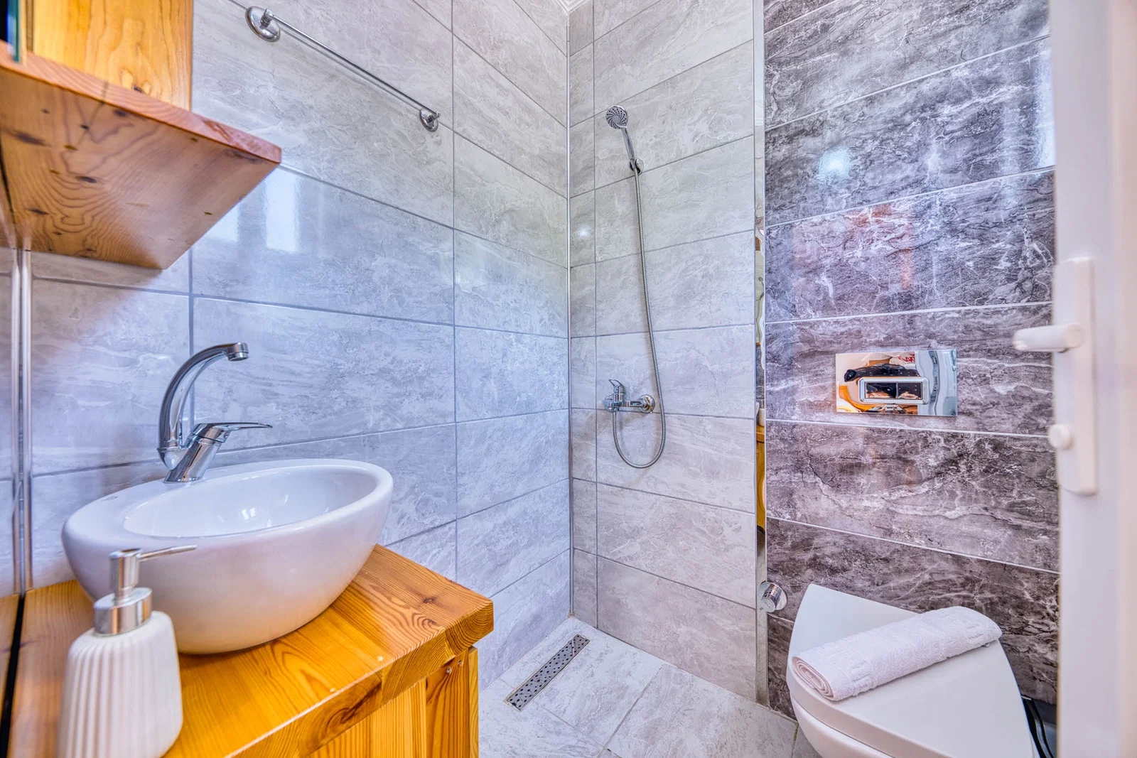 Sarıbelen’de Balayı Çiftlerine Uygun, Korunaklı Havuzlu, 2 Yatak Odalı, Kiralık Villa