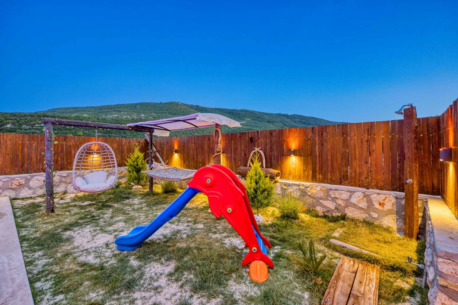 Sarıbelen’de Balayı Çiftlerine Uygun, Korunaklı Havuzlu, 2 Yatak Odalı, Kiralık Villa