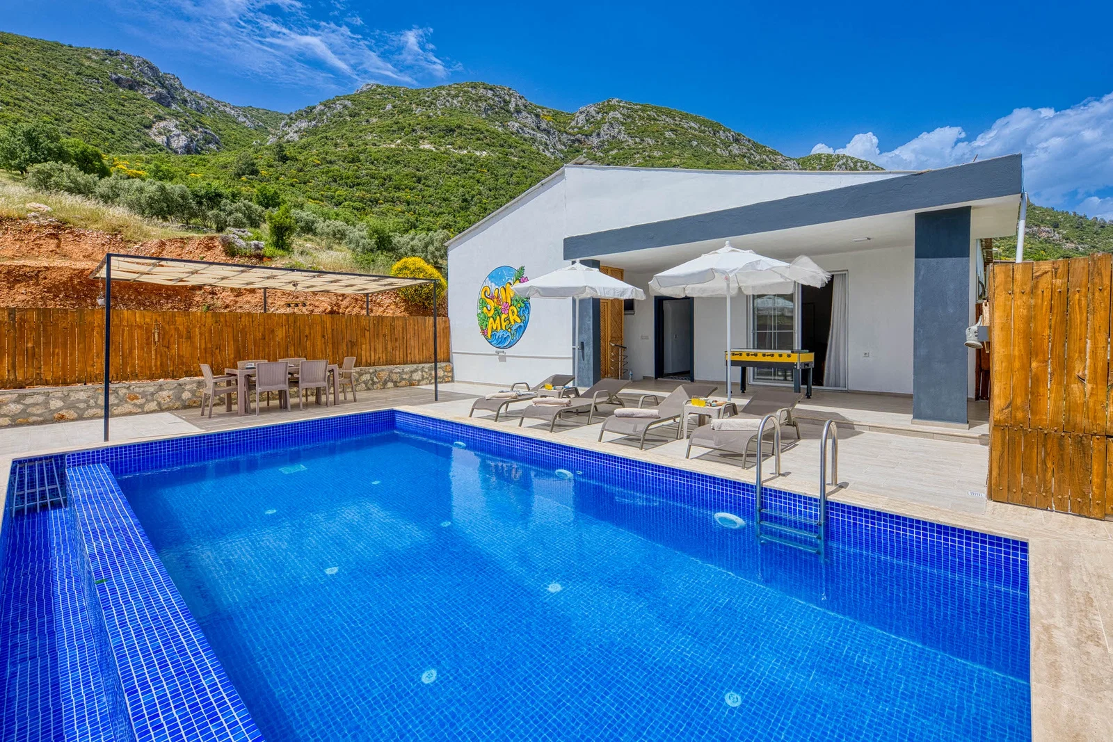 Sarıbelen’de Balayı Çiftlerine Uygun, Korunaklı Havuzlu, 2 Yatak Odalı, Kiralık Villa