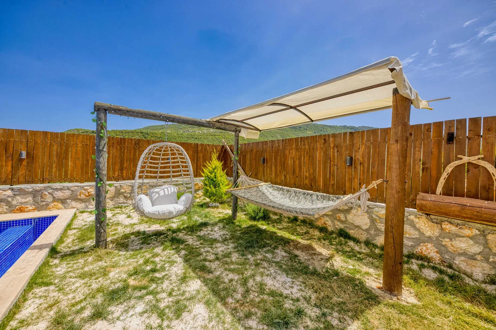Sarıbelen’de Balayı Çiftlerine Uygun, Korunaklı Havuzlu, 2 Yatak Odalı, Kiralık Villa