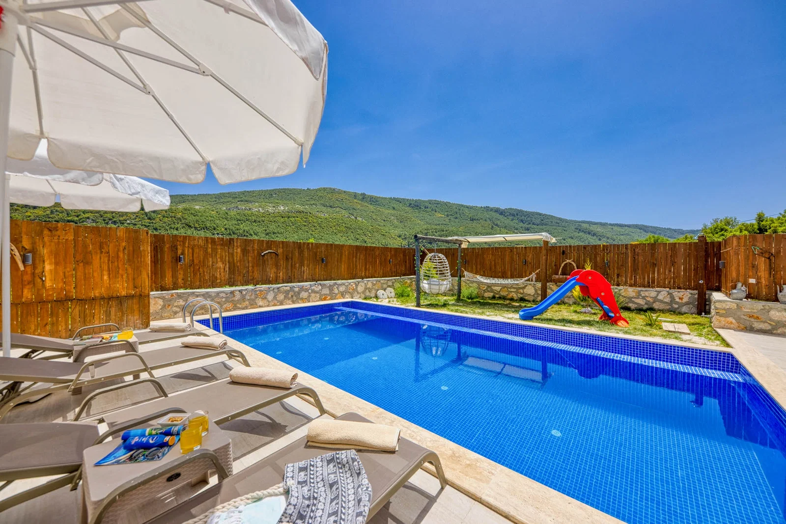 Sarıbelen’de Balayı Çiftlerine Uygun, Korunaklı Havuzlu, 2 Yatak Odalı, Kiralık Villa
