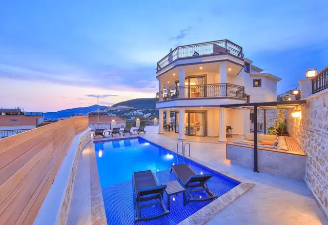 Kalkan’da Deniz Manzaralı, Isıtmalı Havuzlu, 6 Kişilik, Lüks Villa