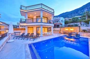 Kalkan’da Deniz Manzaralı, Isıtmalı Havuzlu, Jakuzili, Lüks Villa